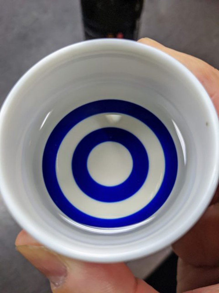 ほんのり色が付いた「まんさくの花」。