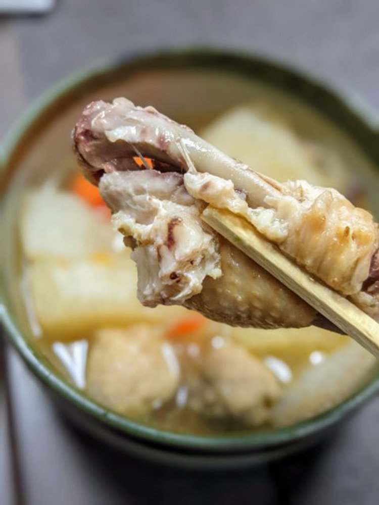 骨離れのいい手羽先は非常に柔らかい。