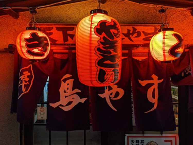 赤い提灯たちが“焼き鳥気分”を加速させる。