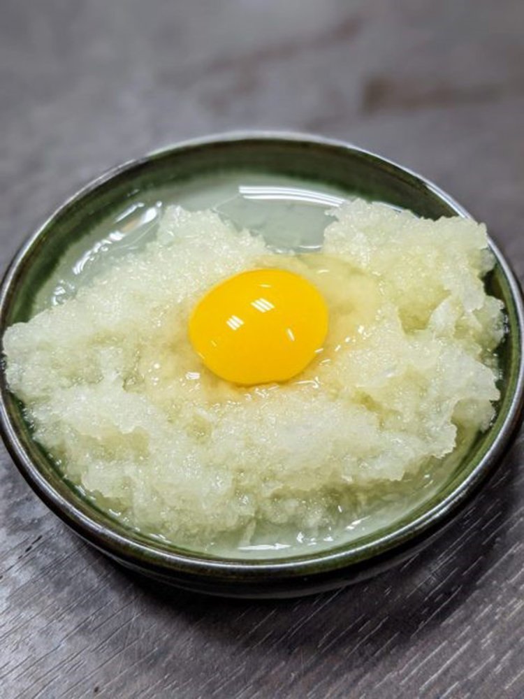 名物お通しの大根おろし（ウズラ入り）。