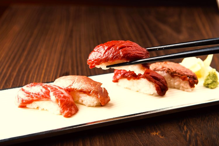 馬握り盛合せ5貫2200円。とろけるような食感と甘みが格別。