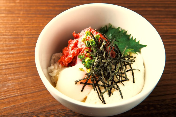 桜うまトロ丼1390円。赤身のユッケに卵やヤマイモが好相性。