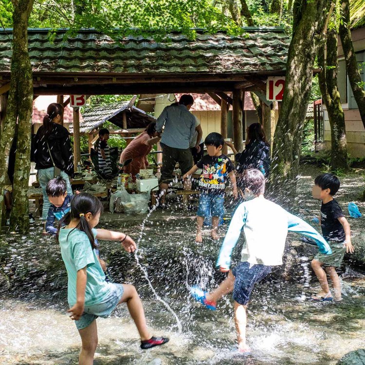 場内の中央を流れる水路は水深が浅いので、子供たちも水遊びしやすい。