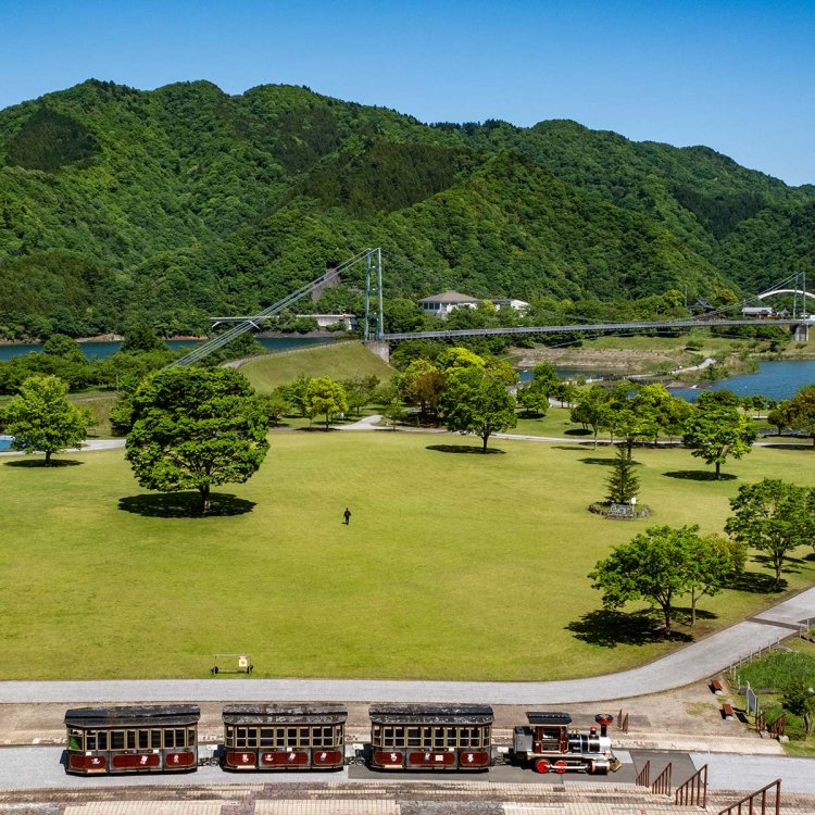 ミーヤ号の走る園地の先に仏果山・高取山の稜線が見える。