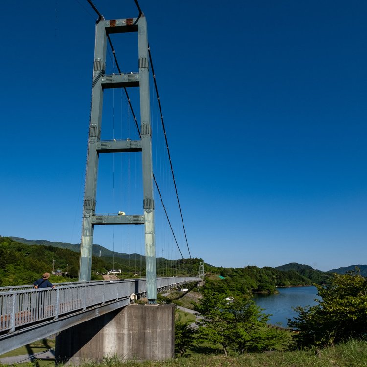 橋長315ｍの水の郷大つり橋は歩行者専用で眺望もよい。