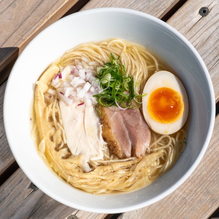 村の誇りの水が味を引き立てる軍鶏ラーメン。