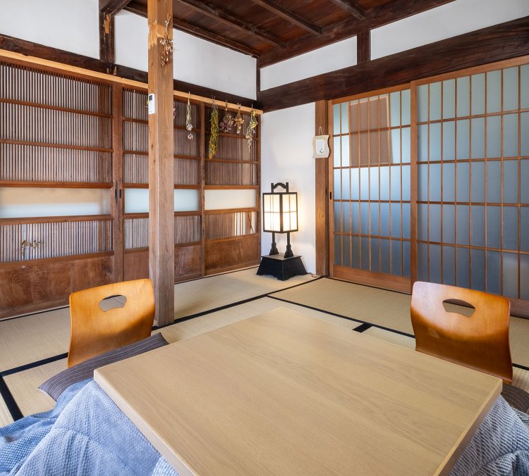 和テイストあふれる共有スペースのリビング。