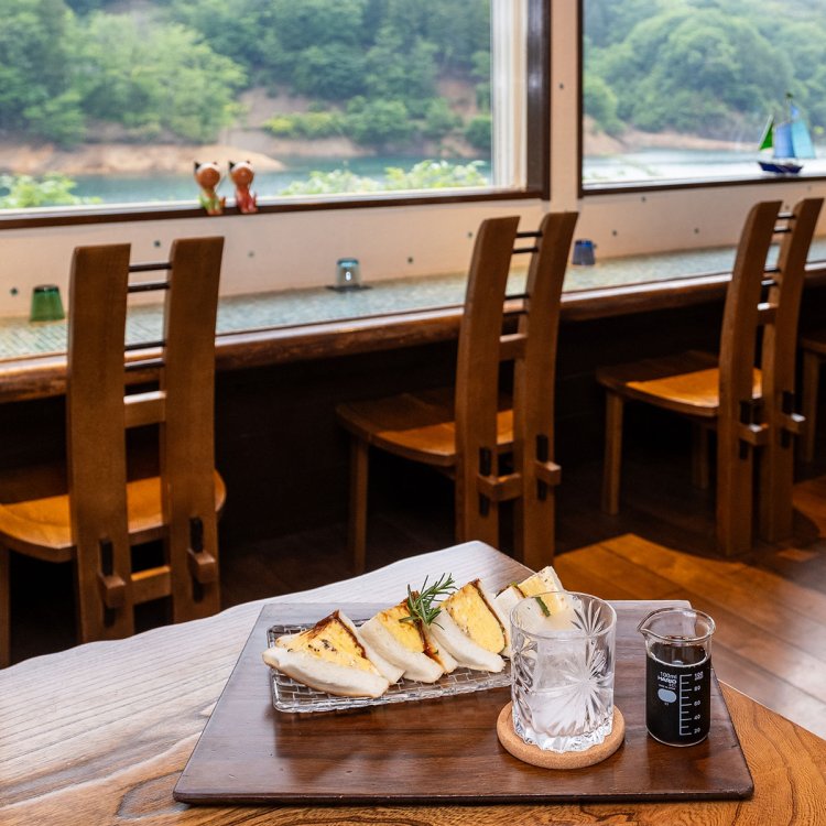 ふわふわ天使のたまごサンド880円とアイス珈琲シングル660円。セットは50円引き。