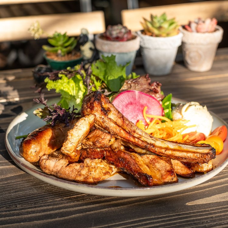 生野菜も豊富なスペアリブ&ソーセージ1200円。ライス・スープ付きは1500円。