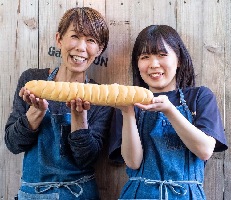 MEGADOG用パンを手にする髙松美絵さん、実夢さん親子。