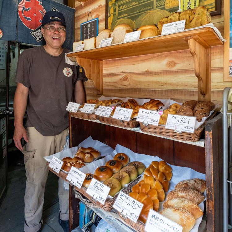 自作の石窯で焼き上げたパンが所狭しと並ぶ。