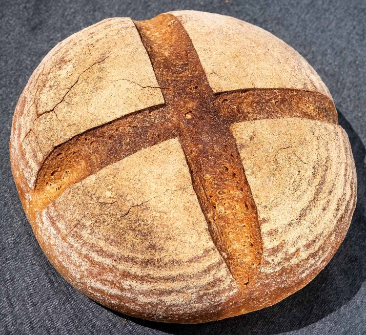 小麦全粒粉使用のパンドカンパーニュ600円パン。