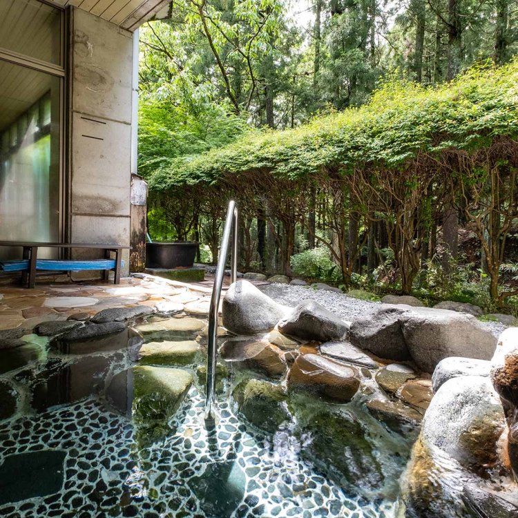 森林浴気分で入れる露天岩風呂。