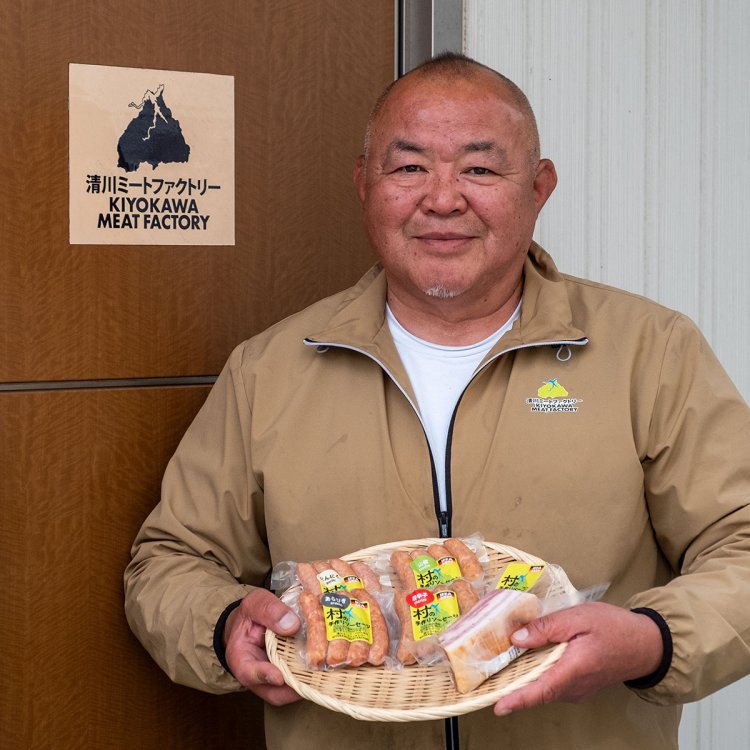 地域おこし協力隊の一員として単身移住し、今は村の知名度UPに奮闘する松田桂一さん。