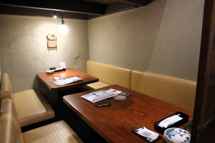 テーブル席は落ち着いた雰囲気。ソファでゆったりとくつろげる。