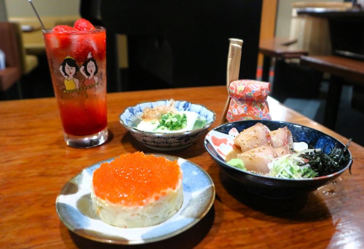 味も見た目もこだわり抜いたネオ和食を、レトロかわいいフルーツサワーと一緒に！