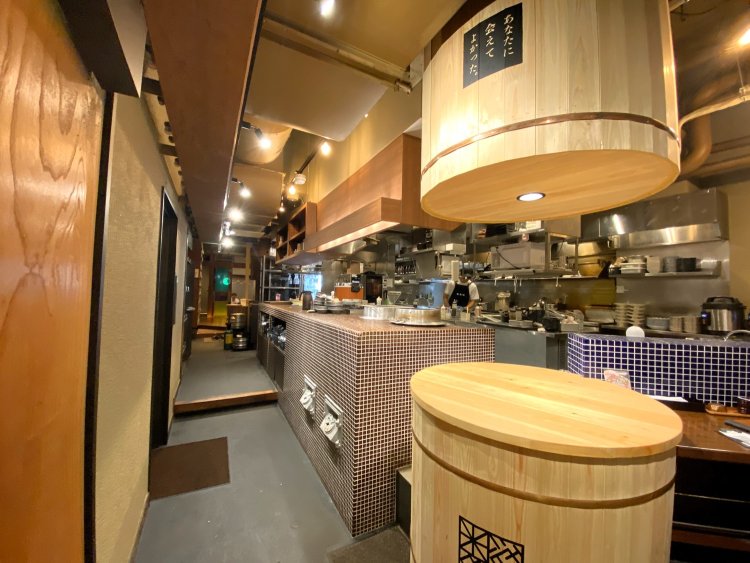 地下へ続く階段の先には、おしゃれかつユニークな造りの空間が待っている。