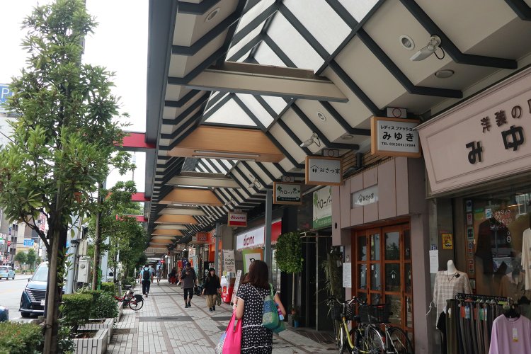 縁日の露店は永代橋通り北側のアーケードに並ぶ。アーケード商店街自体も大きな露店のようだ。