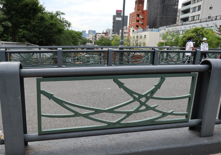 大横川に架かる石島橋の欄干は、松葉と松ぼっくりのデザイン。