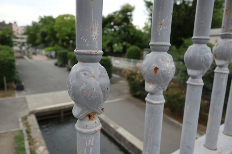 古石場川親水公園に架かる雀橋。欄干をよく見るとかわいい雀のレリーフが！