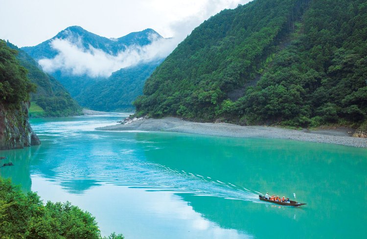 約1時間半の水上散策を。語り部の解説も味わい深い（写真＝和歌山県観光連盟）。