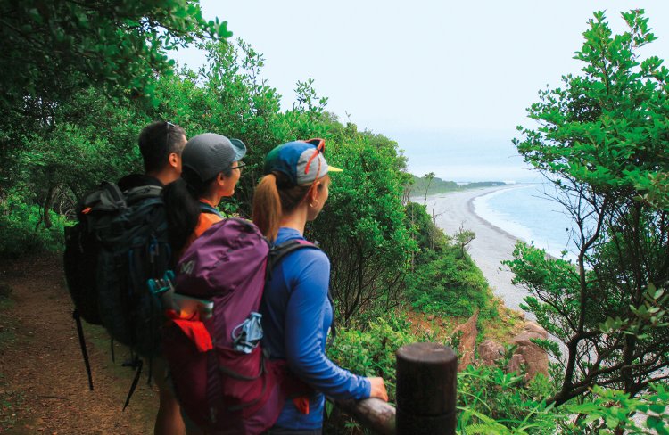 高野坂から望む王子ヶ浜。高野坂登り口へはJR紀勢本線新宮駅から自転車16分。