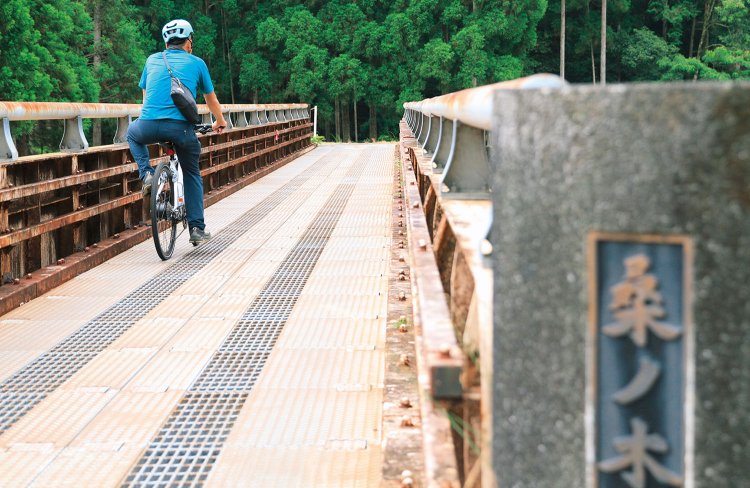 滝の入口へ向かう最後、高田川の橋を渡る。
