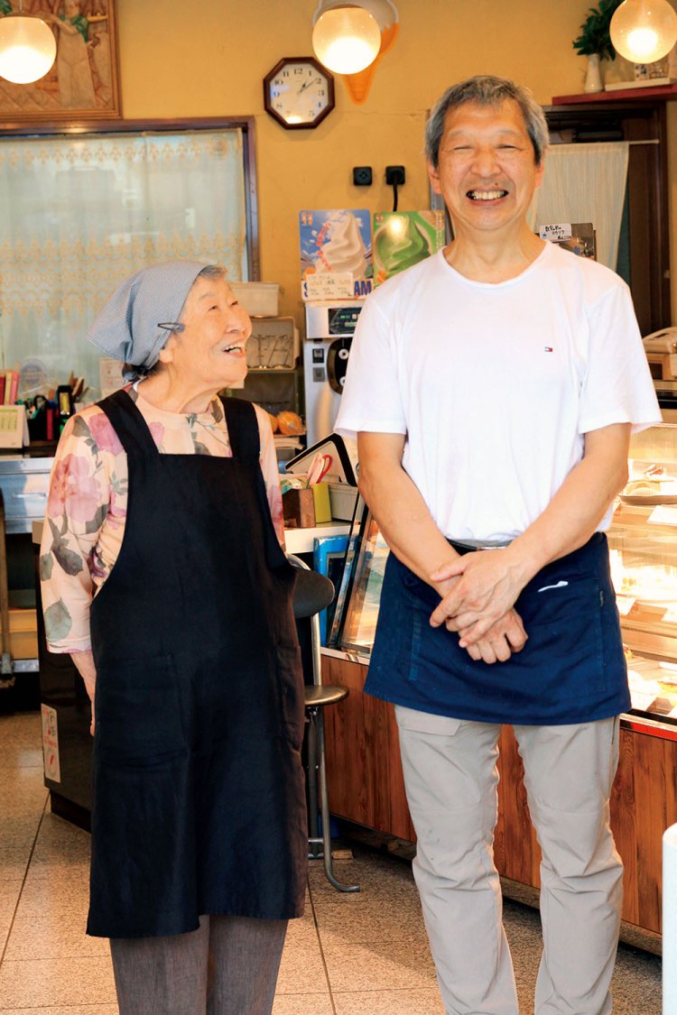 2代目女将の中川楢（なら）さんと、モンブランなど洋菓子を手がける3代目の洋（ひろし）さん。「日替わりのシュークリームも好評ですよ」。