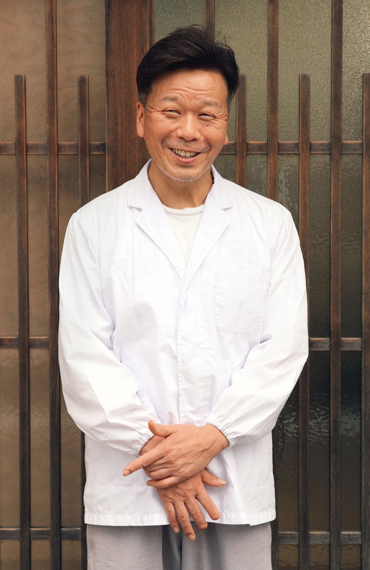 明治元年（1868）創業の老舗を継ぐ、4代目の西哉素史（やすし）さん。風味を保ちやすい袋を採用するなど、品質維持を常に意識する 。「鈴焼は製造から2～3日後がいい食感に！」。