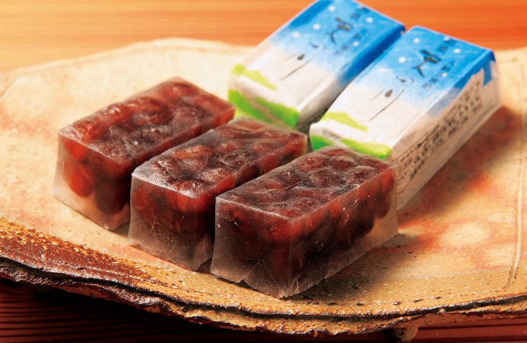 シャリッとした口あたりが特徴の天の川は、箱入り6個750円～。水羊羹（ようかん）と羊羹の中間ぐらいのやわらかさの大納言羹900円もある。