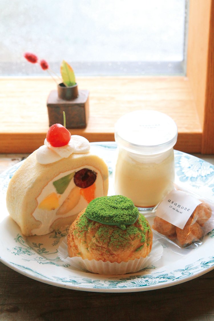 ともに平飼い卵で作るフルーツロールケーキ580円とプリン360円など。