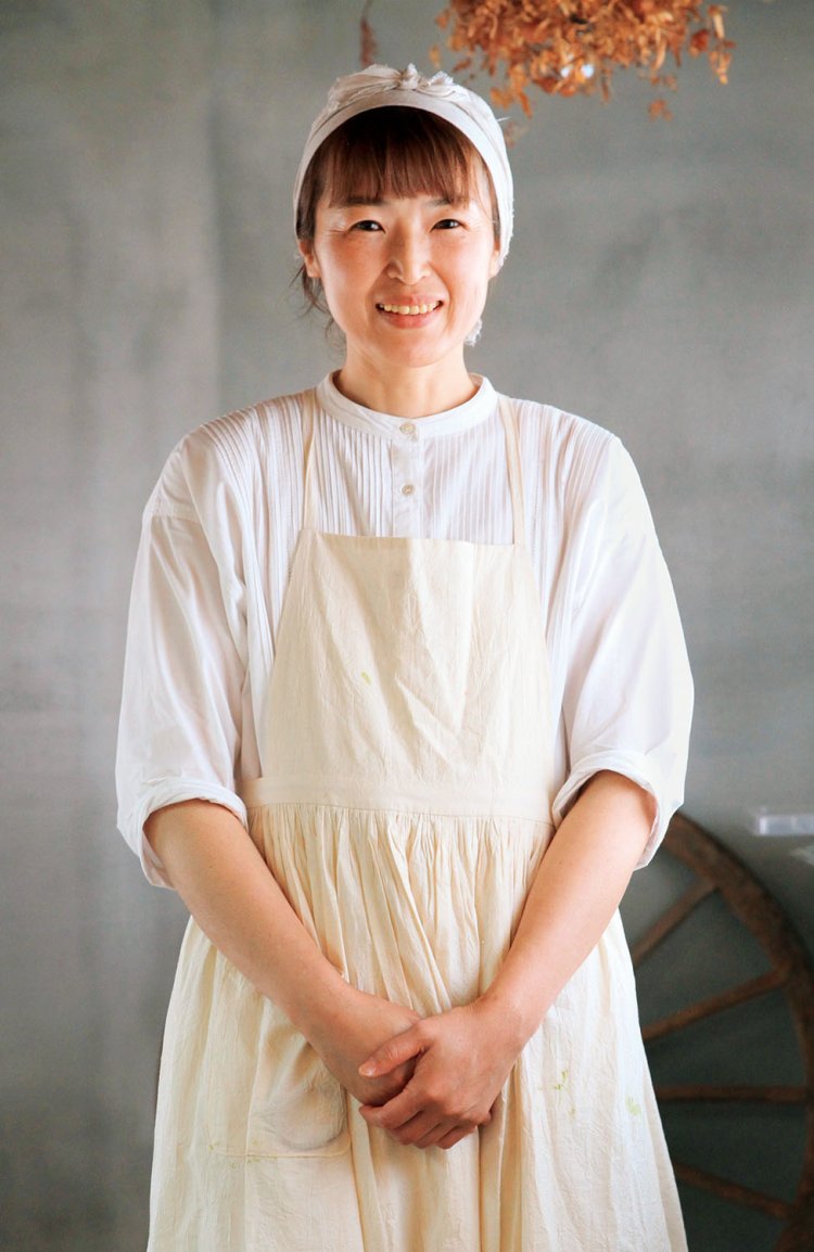 2022年にお店を開いた松本咲恵さん。妹さんと二人でお店に立つ。「ケーキ屋さんになるという夢が叶いました」。