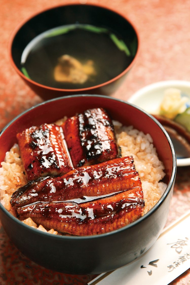 うなぎがご飯の中にもひと切れ入る上鰻丼2530円、肝吸220円。