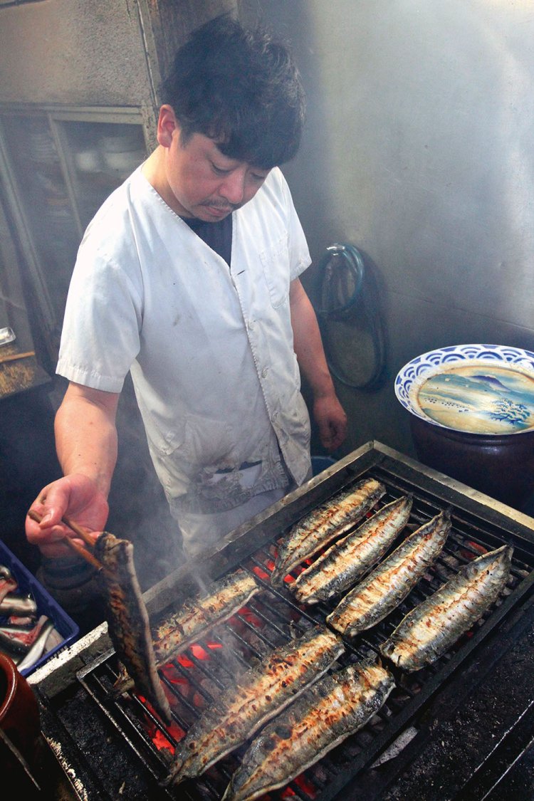 4代目の浦中紀清さんが、箸で何度も裏返しながら近火の強火で焼く。