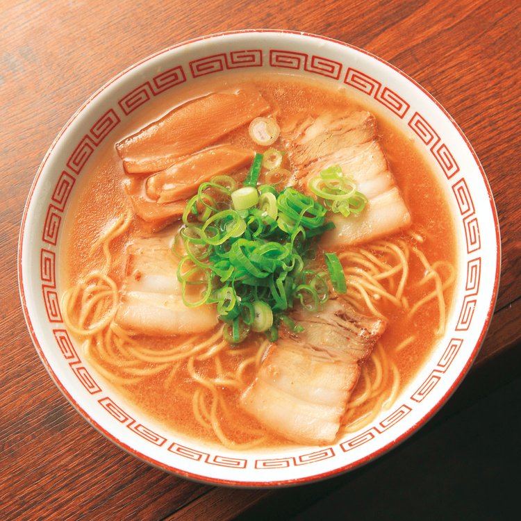 中華そば750円。店主の実家の精肉店から仕入れるコロッケ2個450円もぜひ。