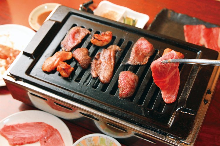 熊野牛上ロース1980円（手前の皿）、熟成塩カルビ1210円（右上の皿）、セセリのうま味噌焼き660円。