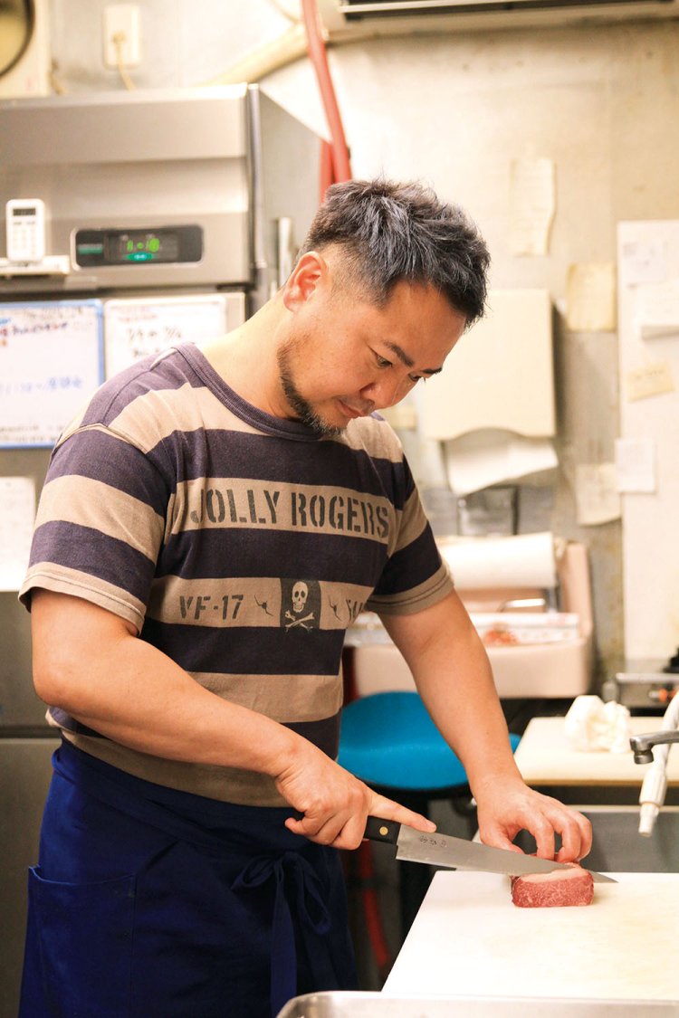 2代目の榎本宏一さん。「鶏ガラベースのタレにもこだわっています」。