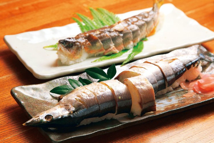 さんま姿寿司935円、あゆ馴れ鮓1650円。馴れ鮓は液体化した30年モノもあるそう。