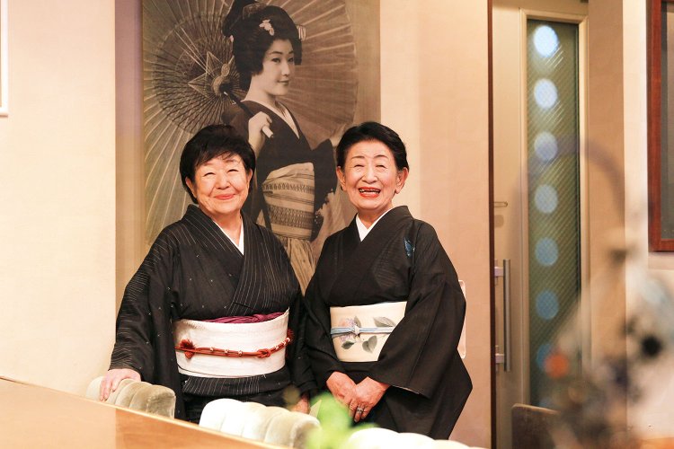 右が姉・もんちゃん（浅井もと美さん）、左が妹・みっちん（高橋美智子さん）。もんちゃんは17歳、みっちんは15歳で芸者の道に。花街だった大王地で30年近く、芸者として活躍。