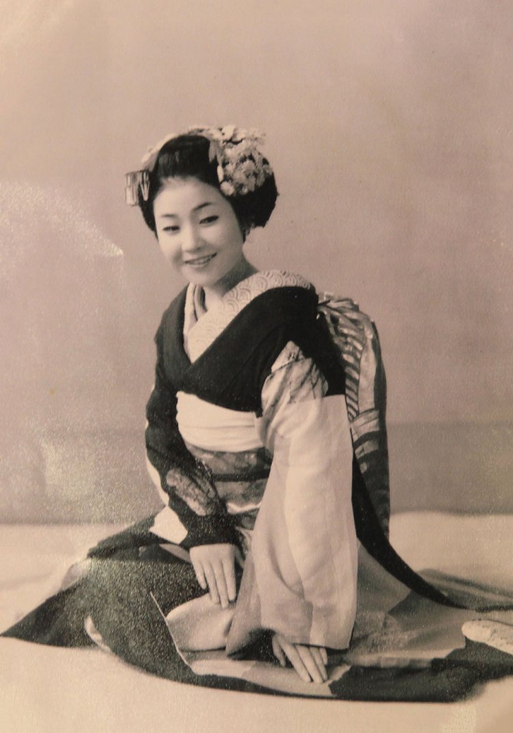 17歳のときに熊野速玉大社で撮影したもんちゃん（上）と、15歳のみっちん。美人姉妹！