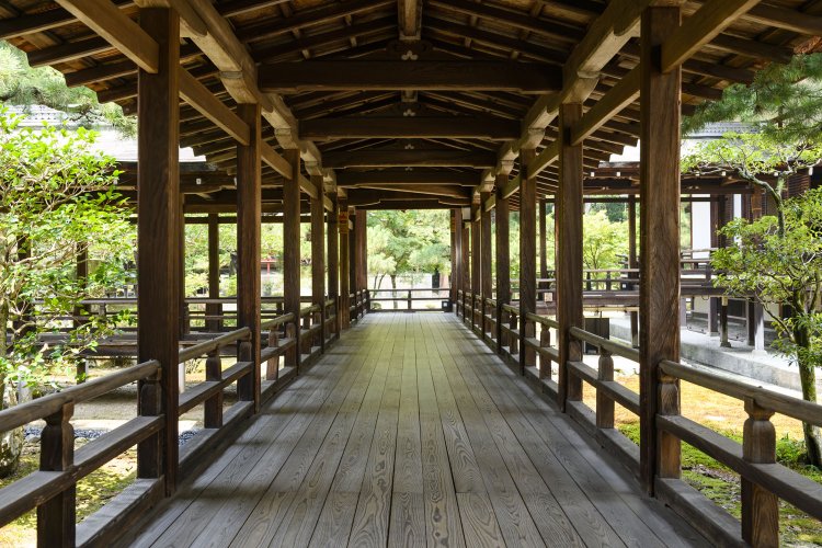 宸殿から心経前殿へ抜ける村雨（むらさめ）の廊下。