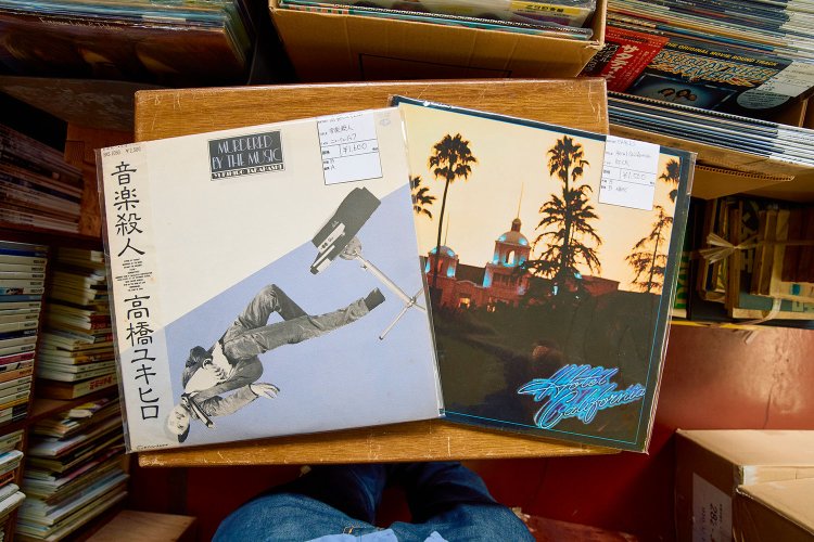 店内では中古レコードも販売。