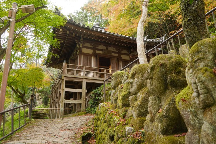 お堂と山の自然が一体となった美しさ。