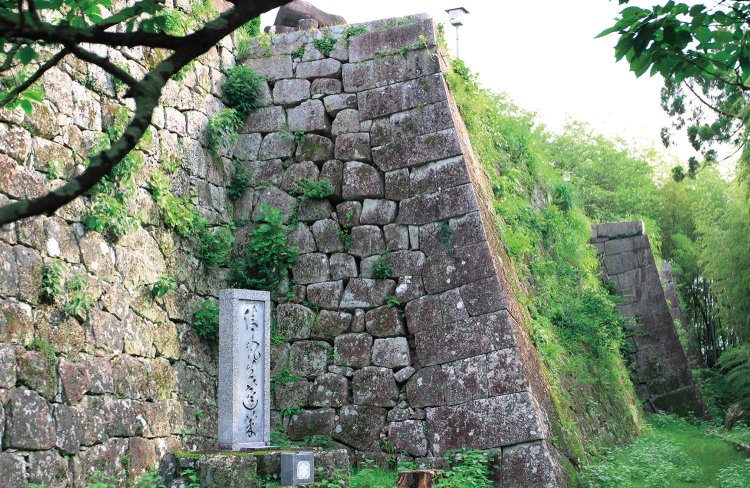 新宮城跡は本丸などの石垣が現存。JR紀勢本線新宮駅から自転車3分。