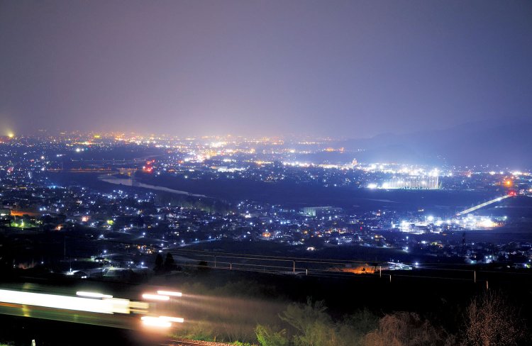 姨捨駅から見える善光寺平の夜景。