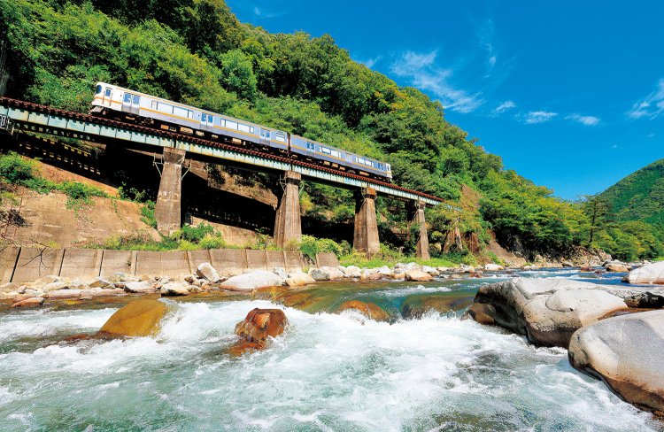 飛騨川沿いを走る高山本線。