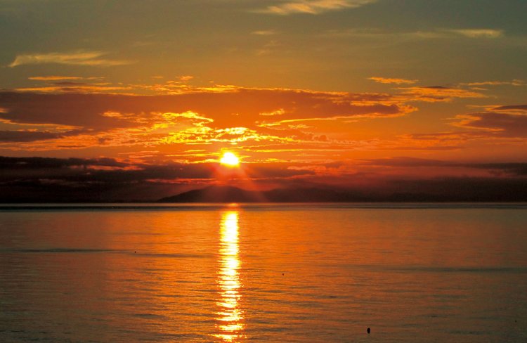下灘駅から見る静かな海に沈む夕日。