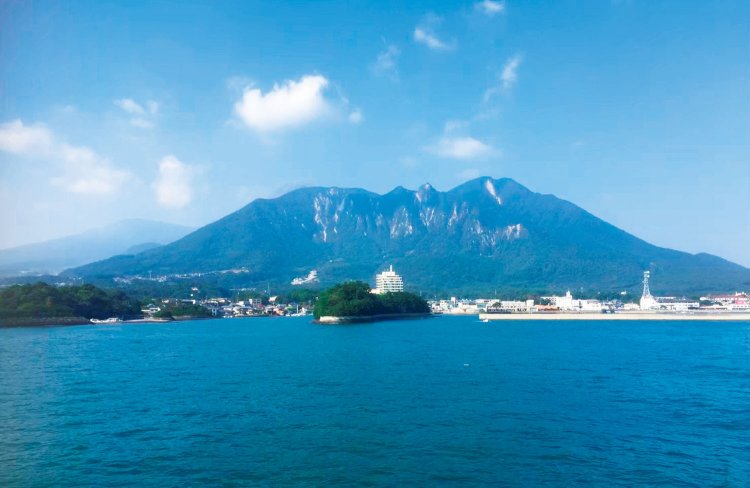 熊本フェリーから望む雲仙の平成新山と普賢岳。