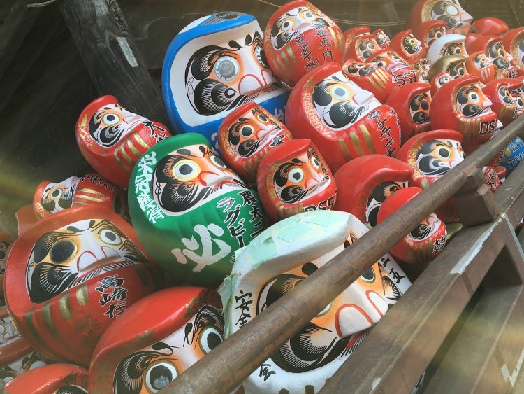 群馬県「達磨寺」に収められただるまの山。