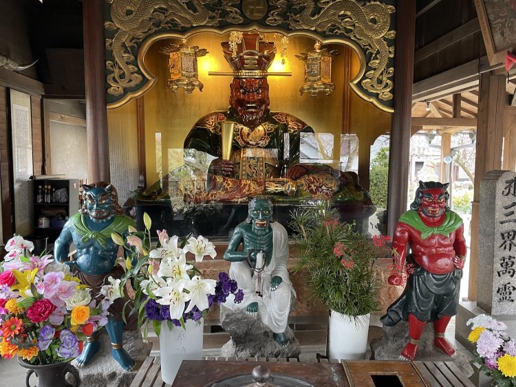 福岡県「大日寺」の閻魔像に両脇に鬼の姿。